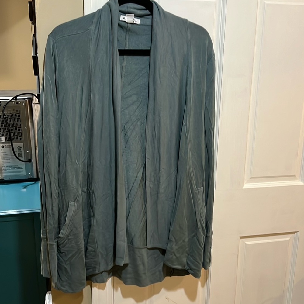 Athleta pranayama wrap medium green minimalistic gray